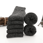 Détail du tricot en laine mérinos des chaussettes