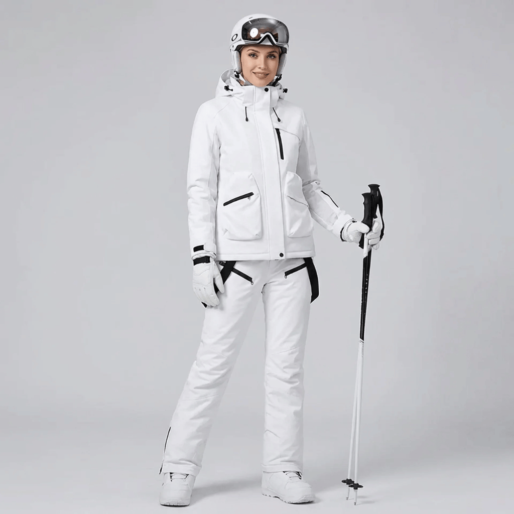 Détail des bretelles réglables de la salopette de ski femme