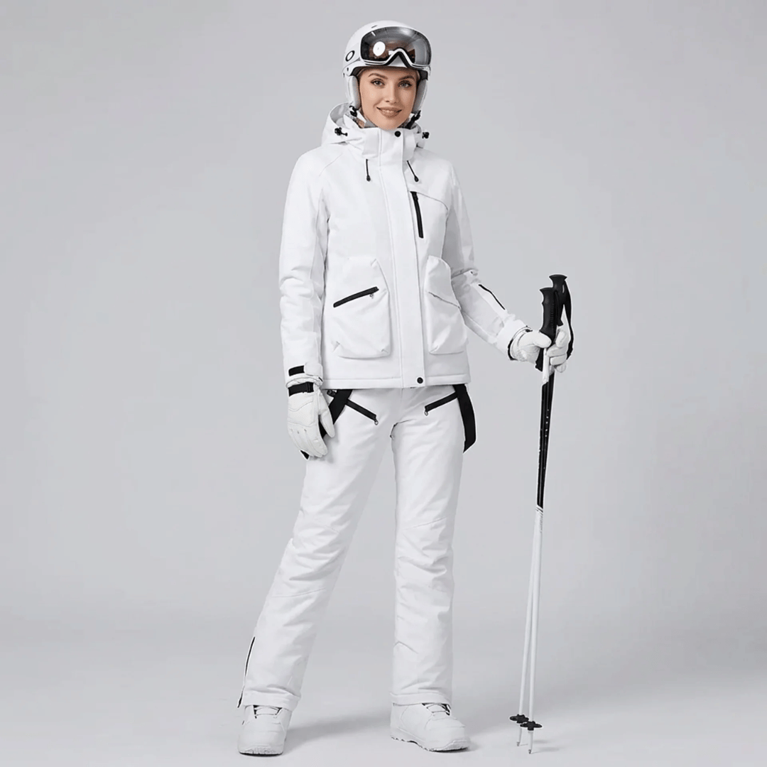 Détail des bretelles réglables de la salopette de ski femme