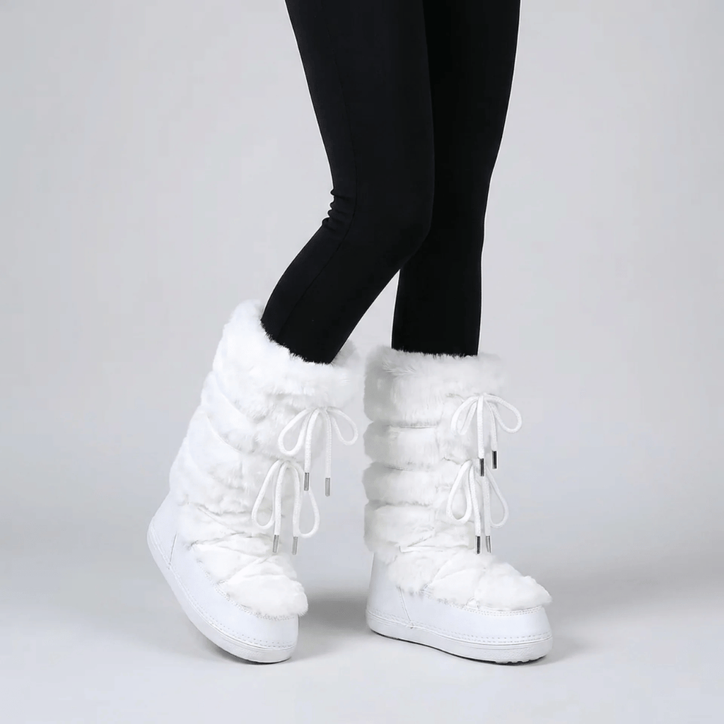 Paire de bottes de neige fourrées femme posées sur la neige