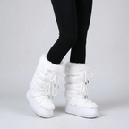 Paire de bottes de neige fourrées femme posées sur la neige