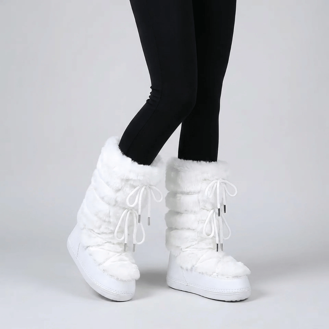 Paire de bottes de neige fourrées femme posées sur la neige