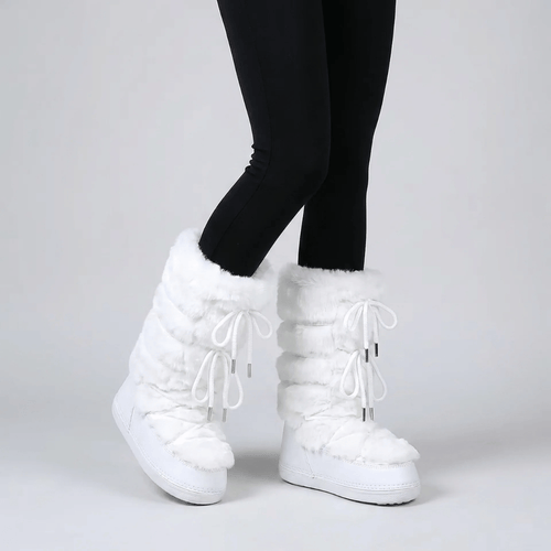 Paire de bottes de neige fourrées femme posées sur la neige
