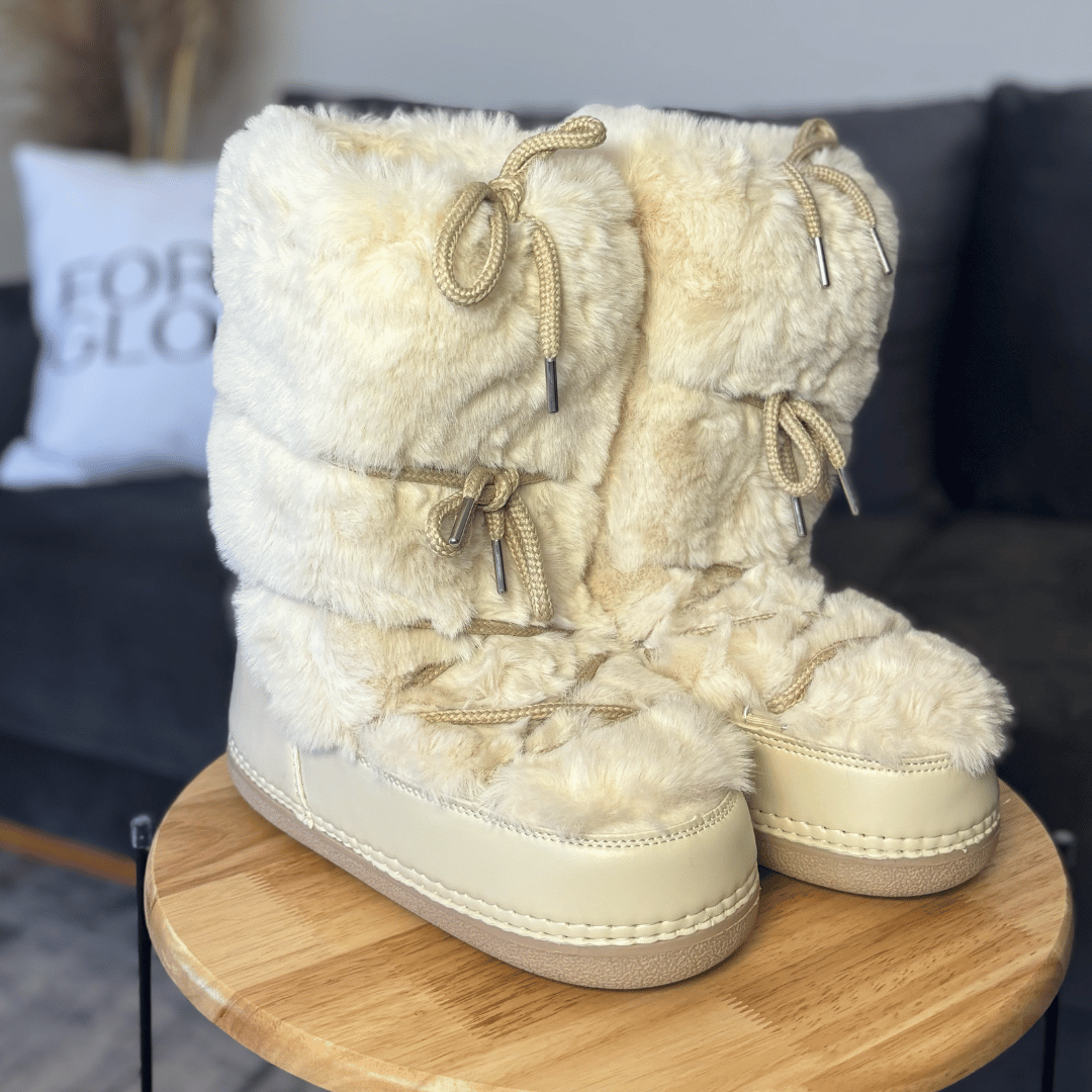 Bottes de neige fourrées femme portées en extérieur