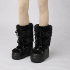 Détail de la fourrure synthétique des bottes de neige femme
