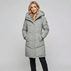 Parka épaisse femme, coloris vert pastel, portée en extérieur