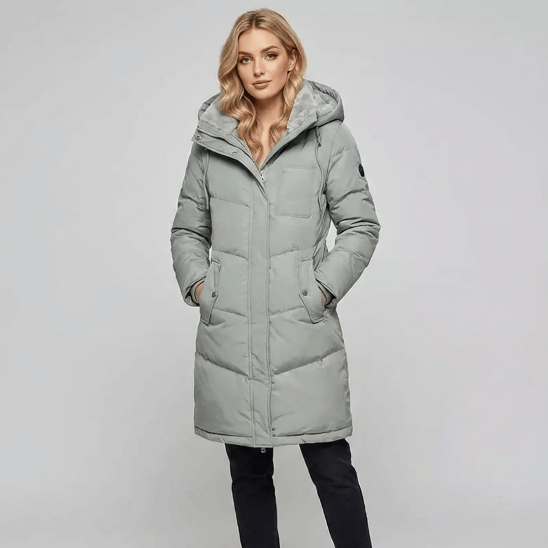 Parka épaisse femme, coloris vert pastel, portée en extérieur