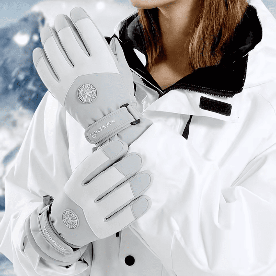 Gants de ski femme portés dans la neige