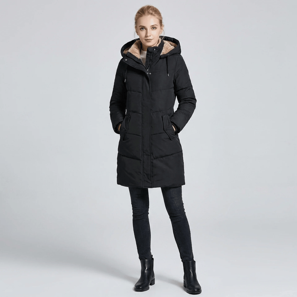 Détail de la capuche en fausse fourrure de la parka femme