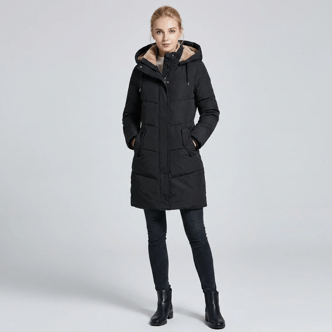 Détail de la capuche en fausse fourrure de la parka femme