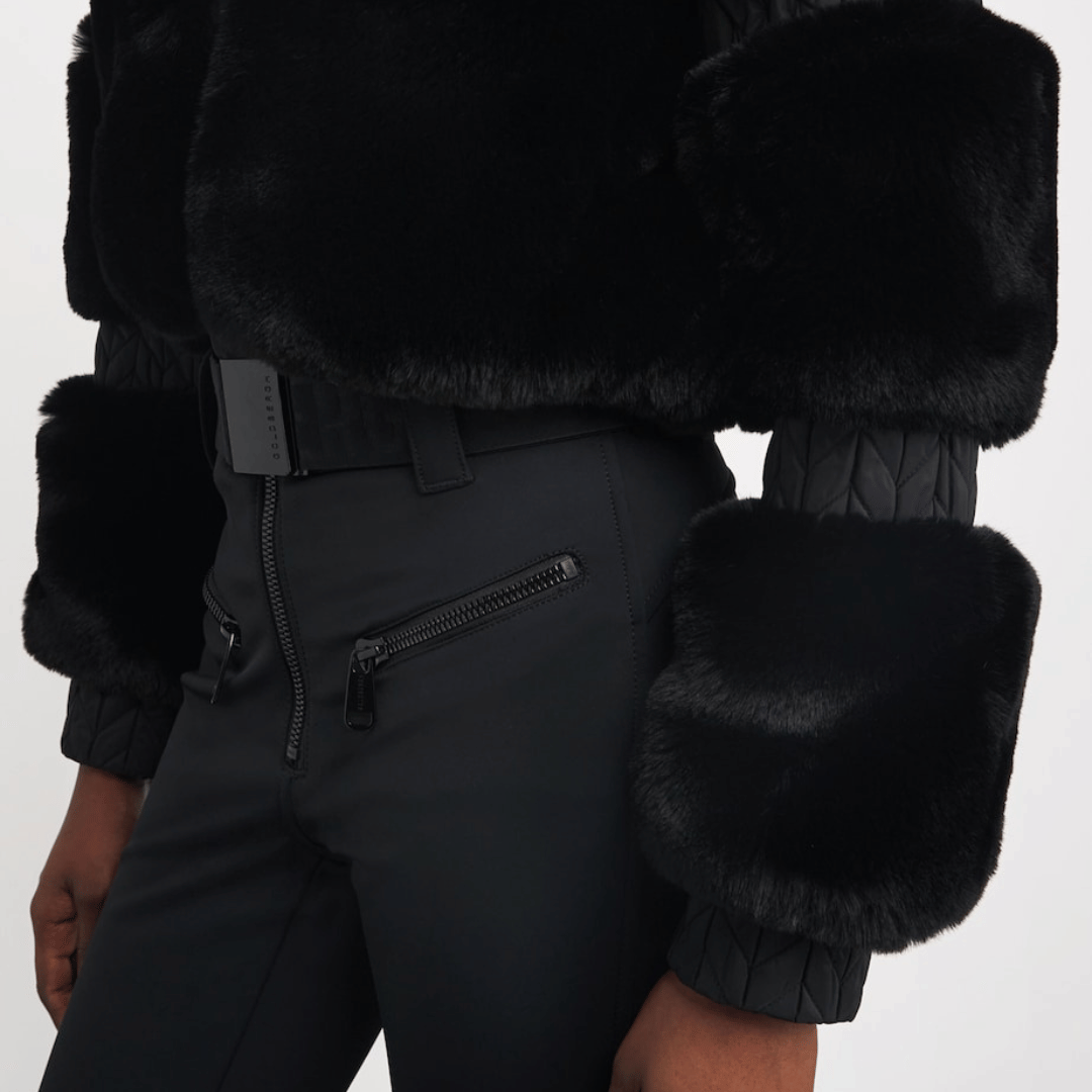 Combinaison de ski femme Aspen noire portée sur la neige