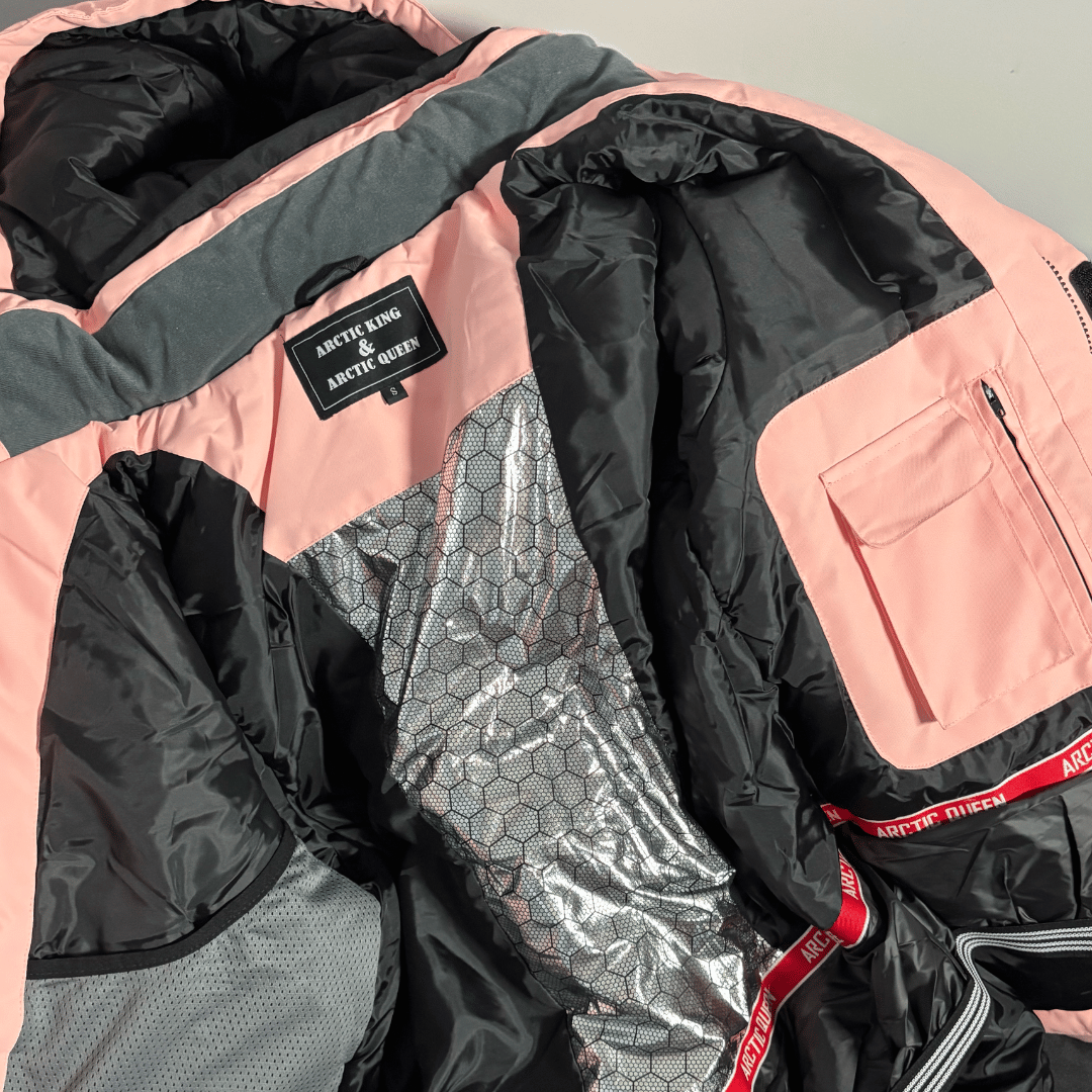 Manteau de neige femme, coloris noir, porté en extérieur