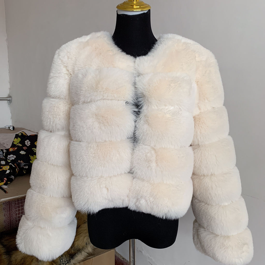 Manteau femme en fausse fourrure, détail du col et des manches