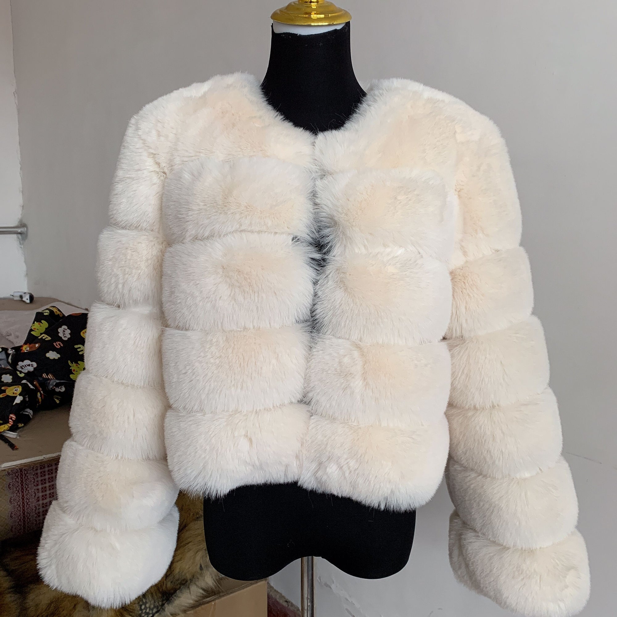 Manteau femme en fausse fourrure, détail du col et des manches