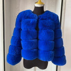 Manteau femme en fausse fourrure porté ouvert sur une tenue d'hiver