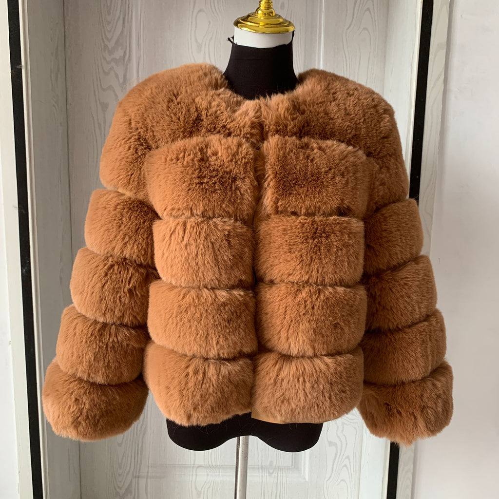 Détail des poils longs du manteau en fausse fourrure femme