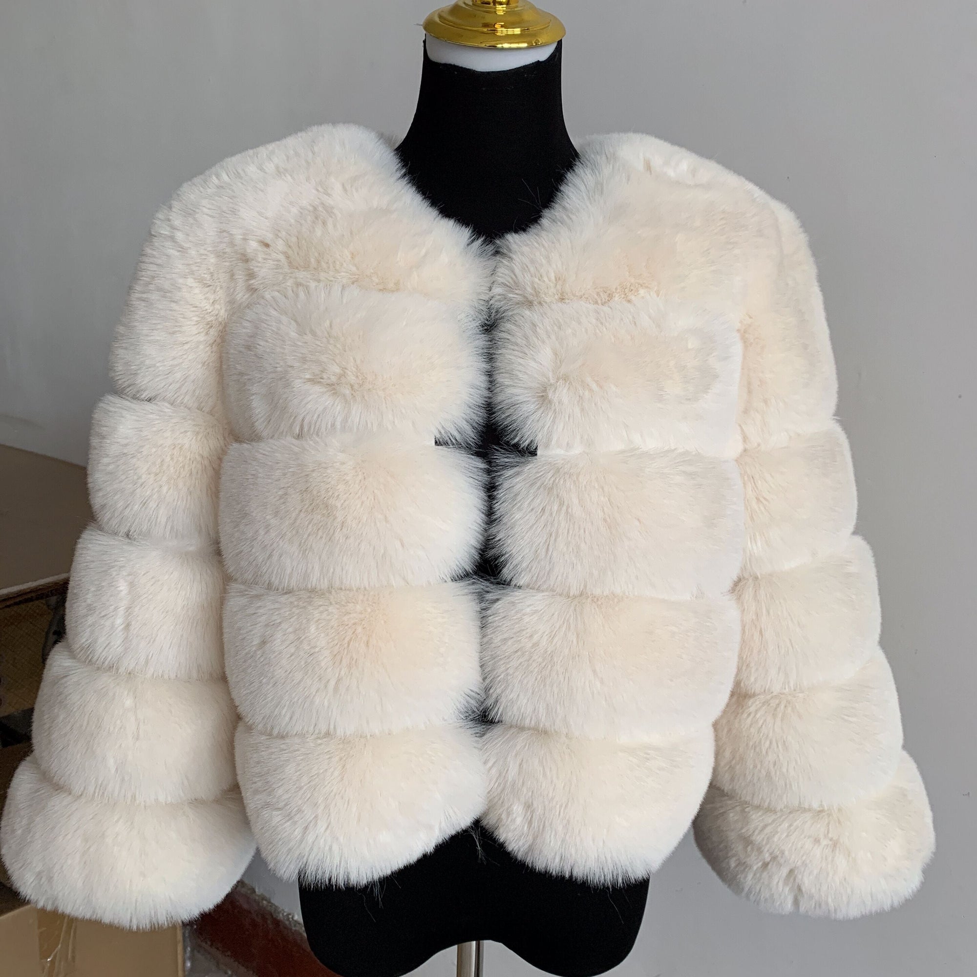 Manteau femme en fausse fourrure noire, vue de dos