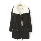 Détail de la doublure peluchée intérieure de la parka femme