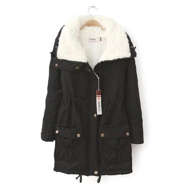 Détail de la doublure peluchée intérieure de la parka femme