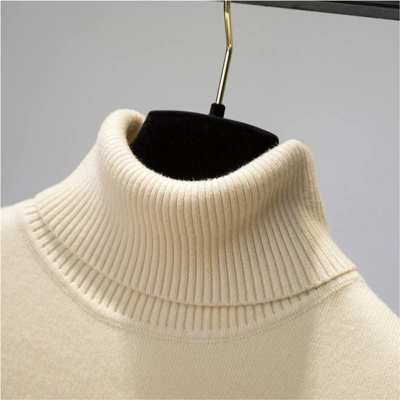 Détail du col roulé du pull femme
