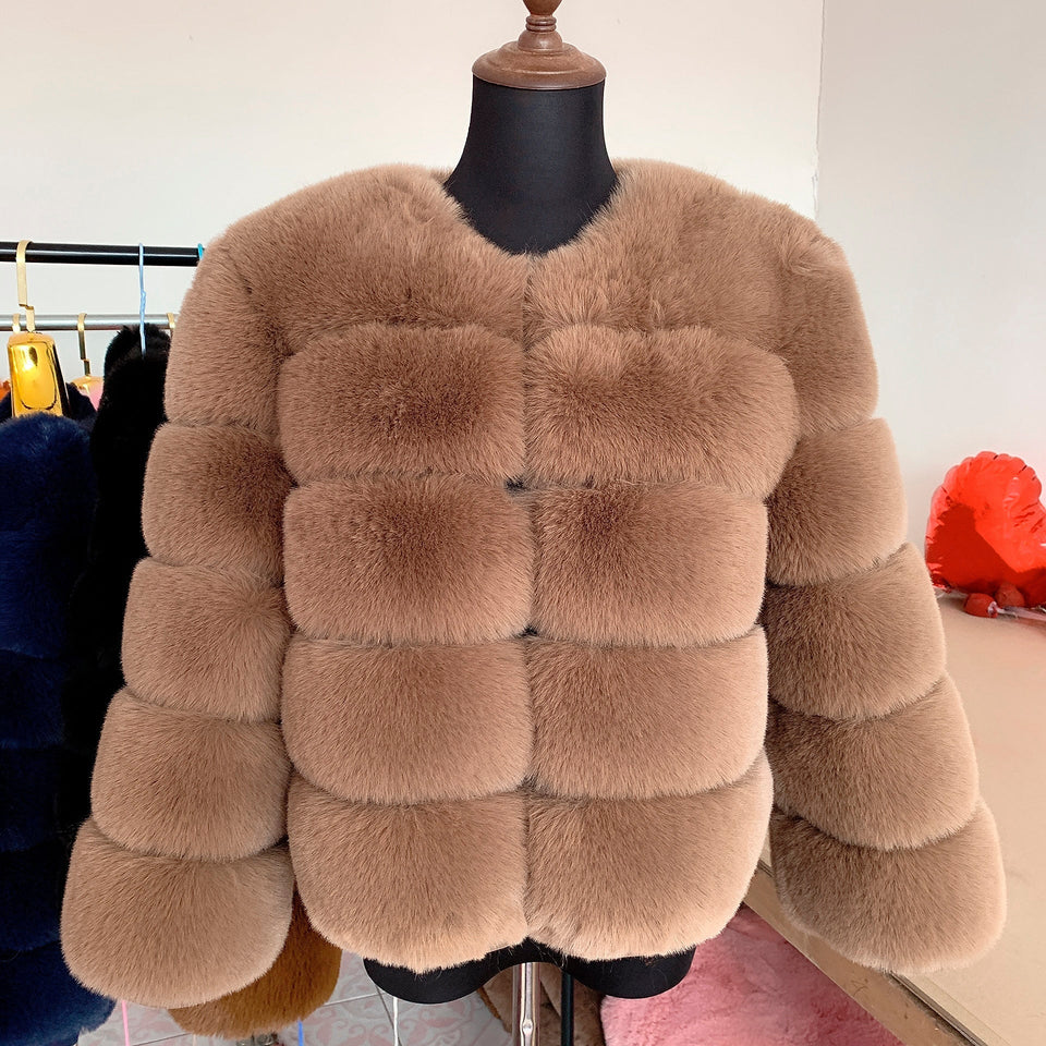 Manteau femme en fausse fourrure noire, vue de face