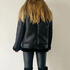 Veste en cuir synthétique femme, coloris noir, portée en ville
