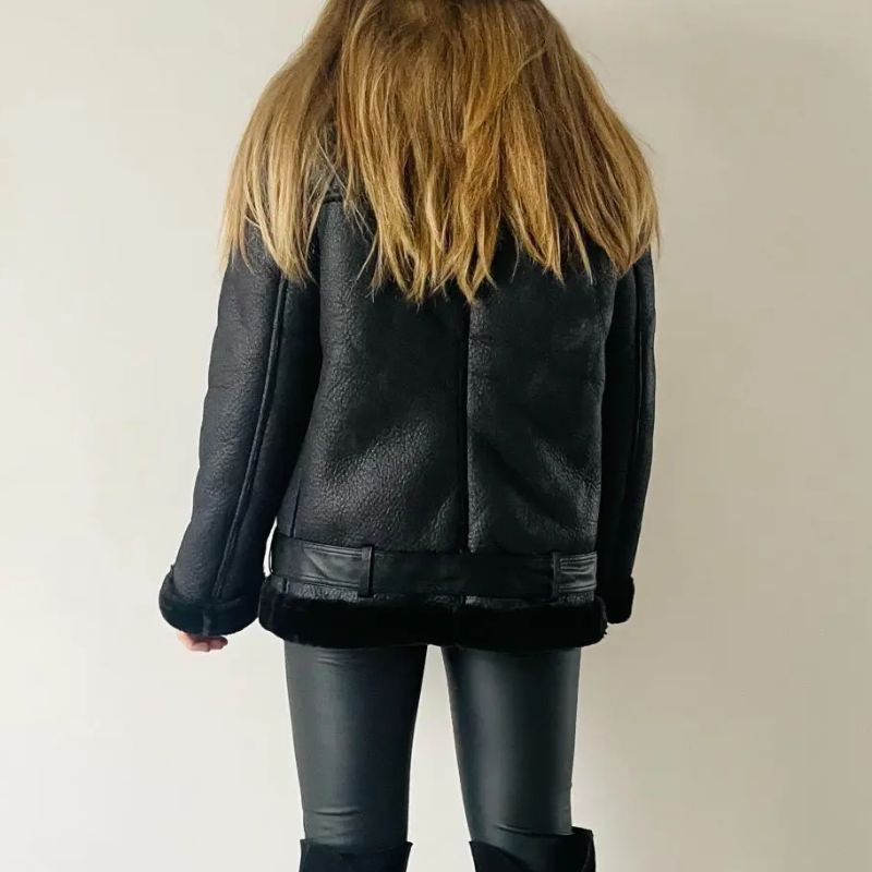 Veste en cuir synthétique femme, coloris noir, portée en ville