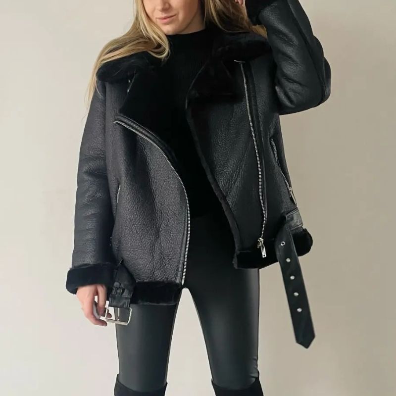 Détail de la doublure polaire intérieure de la veste en cuir synthétique